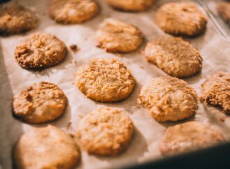 3 Rezepte für getreidefreie Leckerlies für Pferde